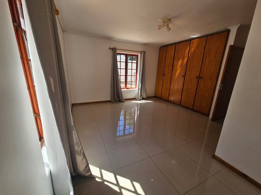 To Let 6 Bedroom Property for Rent in Loevenstein Western Cape